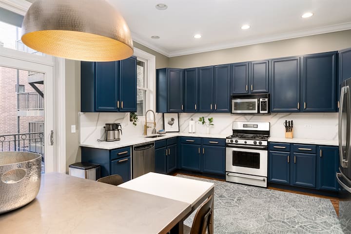 Spacious 4-Level/4-Bedroom Townhouse in West Loop gallery image 2