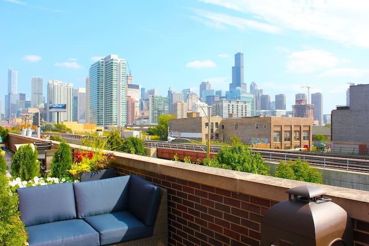 Spacious 4-Level/4-Bedroom Townhouse in West Loop