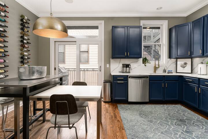 Spacious 4-Level/4-Bedroom Townhouse in West Loop gallery image 3