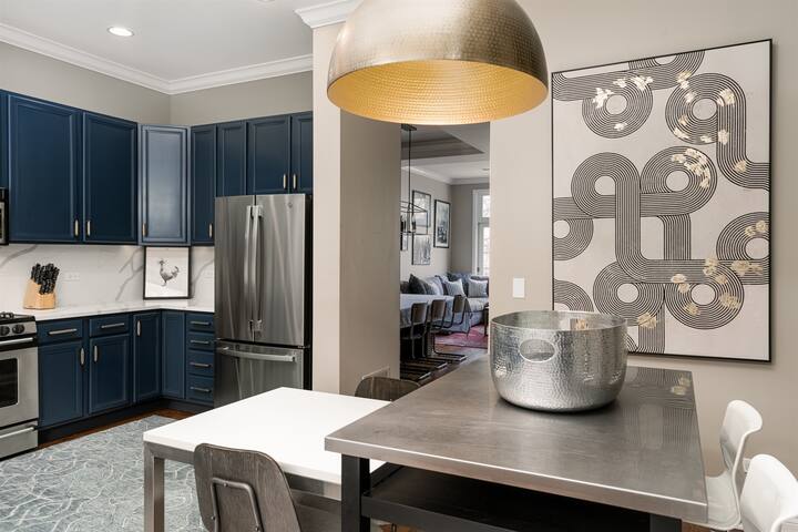 Spacious 4-Level/4-Bedroom Townhouse in West Loop gallery image 4