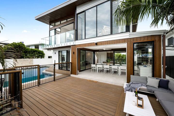 7 bedroom home on Mooloolaba canal gallery image 3