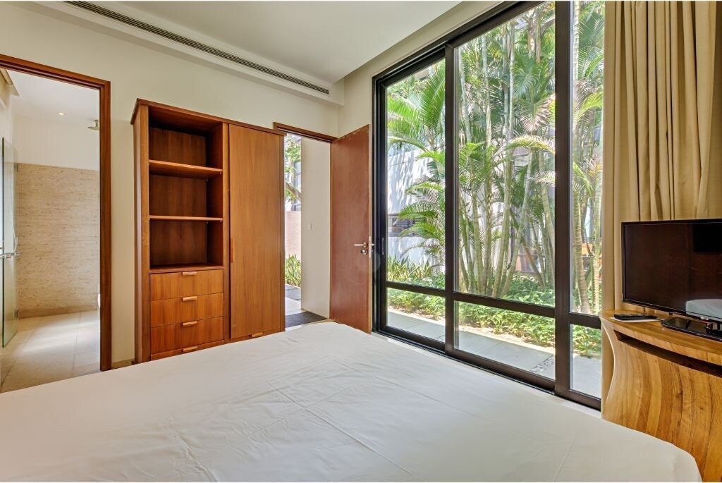 ห้องนอนที่ชั้นแรกด้านหลังสระว่ายน้ำ