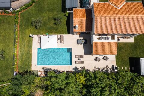 Villa Alloro Muntrilj with pool