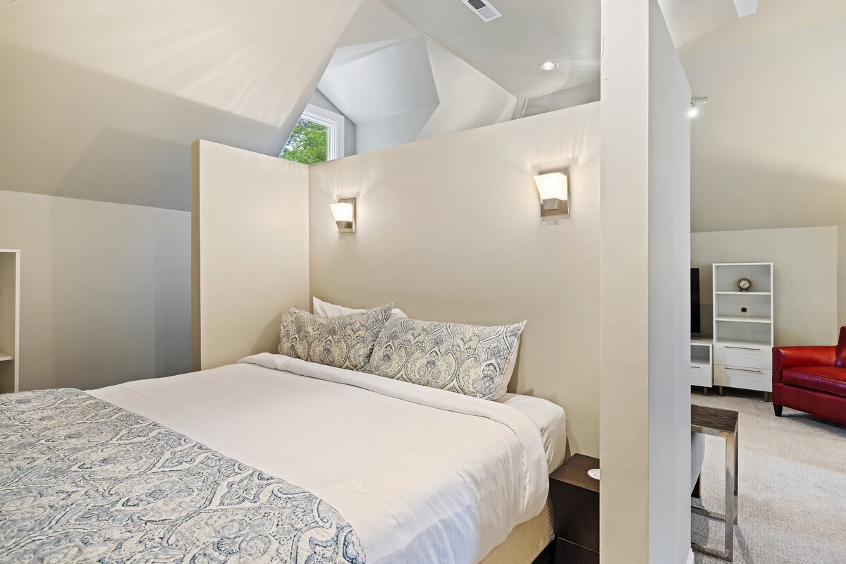 غرفة النوم رقم 2: سرير كبير، حمام داخلي مع تلفزيون، حمام خاص، الطابق الثاني