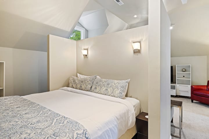 Spálňa 2: veľká manželská posteľ, obývacia izba s vlastnou kúpeľňou s TV, vlastná kúpeľňa, druhé poschodie