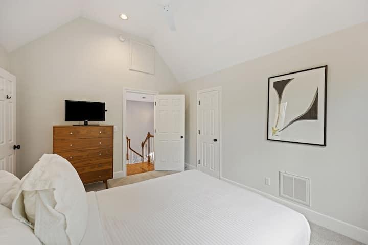 Spálňa 3: Queen, TV, vlastná kúpeľňa, druhé poschodie