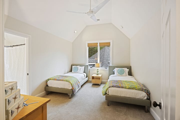 Spálňa 4: dve dvojčatá, vlastná kúpeľňa, druhé poschodie