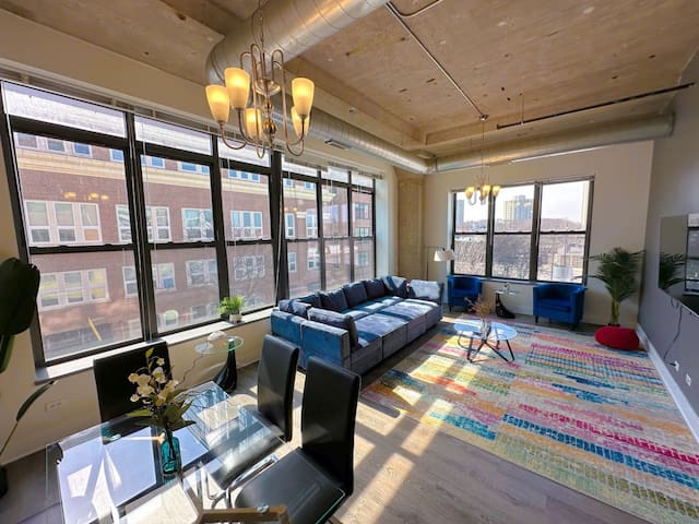 Spacious 3BR Unit w/ Skyline Views Near McCormick