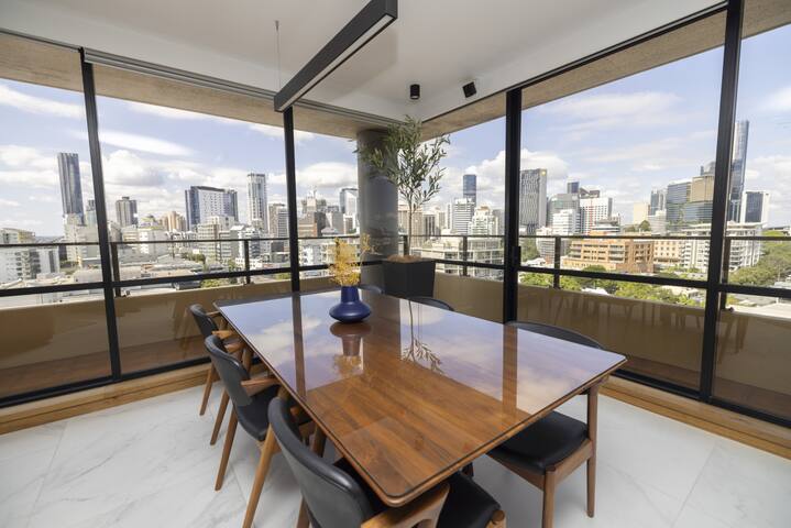 Panoramic City Views- Luxury 2 Bedroom Apartment gallery image 4