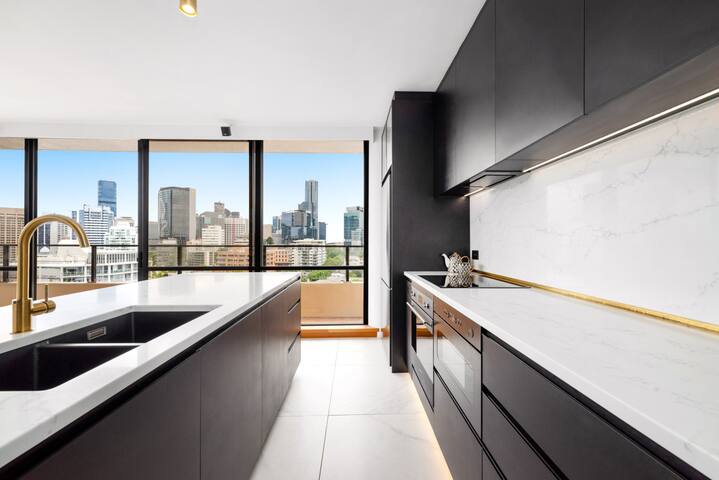 Panoramic City Views- Luxury 2 Bedroom Apartment gallery image 3