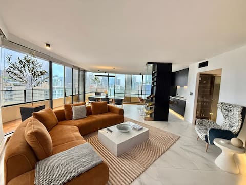 Brisbane City Skyline Views | Luxury 2BR + Parking