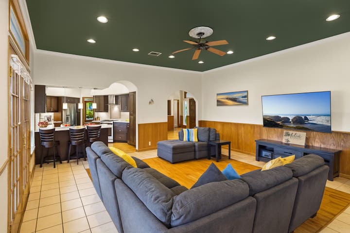 Akai Palms! Stunning Family Home Near Hanalei Bay!