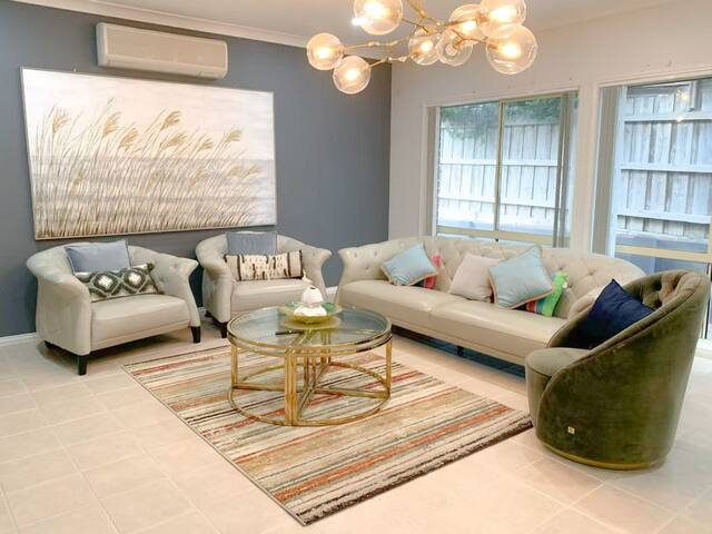 Hallam 5BRM Rental Entire House Free Wi-Fi Parking gallery image 3