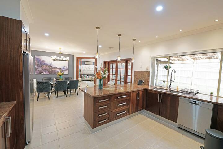 Spacious 5BR House in Hallam Netflix WIFI BBQ gallery image 2