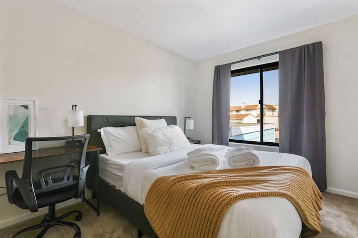 Нашата спалня 2 с двойно легло и учебна маса, идеална за отдих