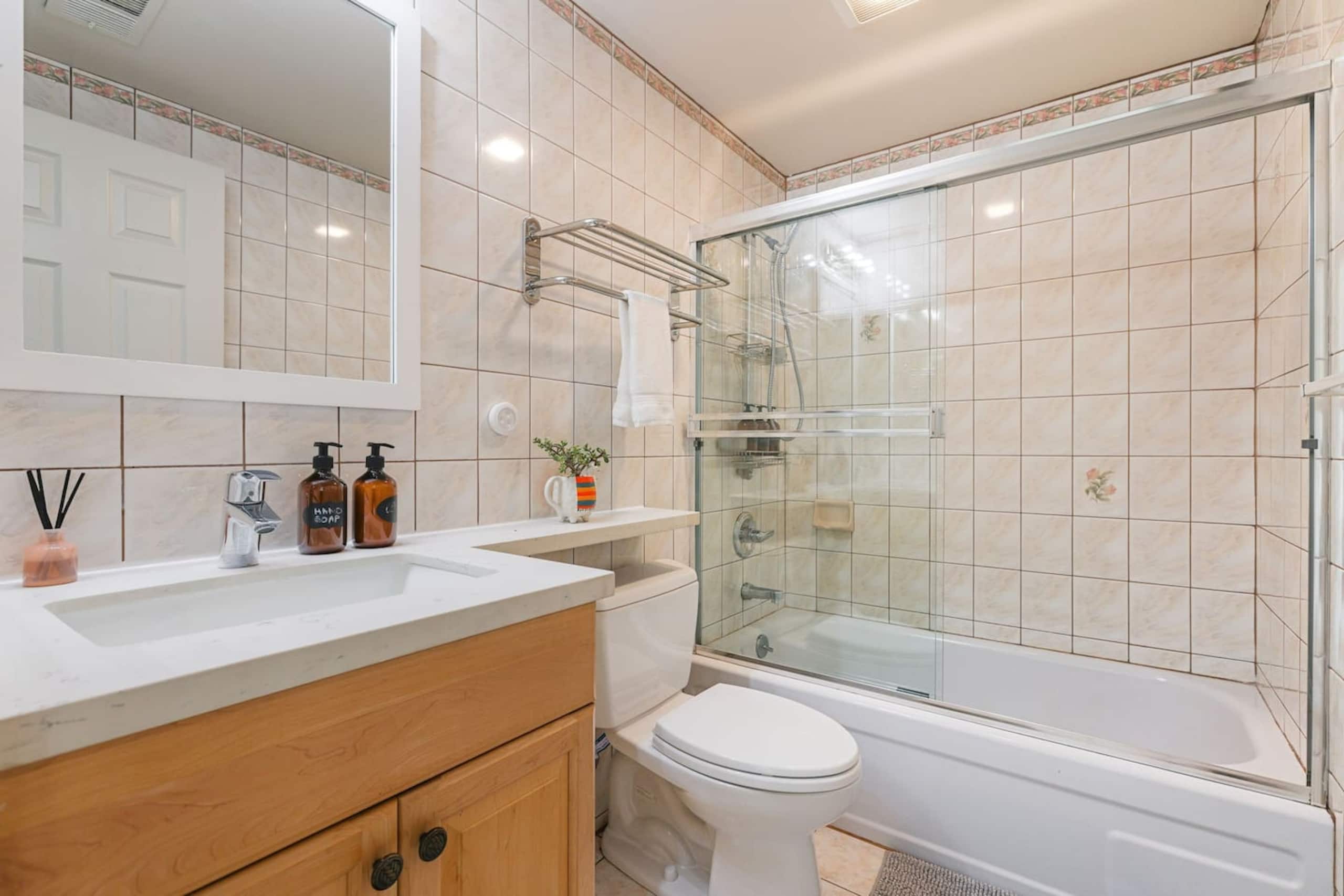 Home in South San Francisco · ★4.89 · 4 bedrooms · 5 beds · 2 private baths - Image 15