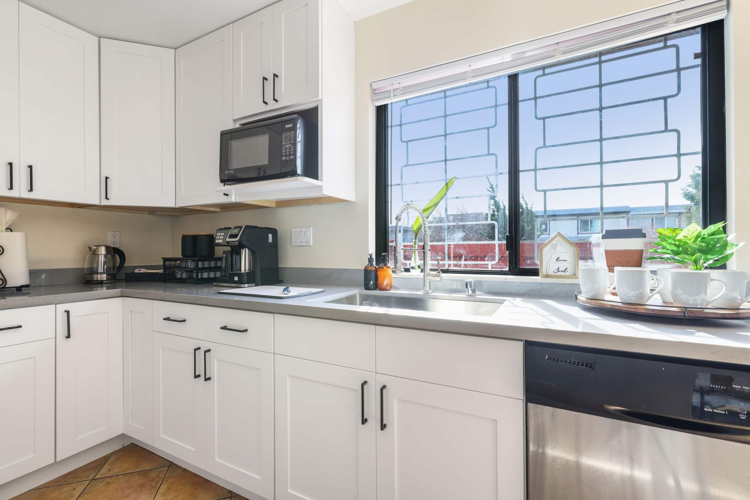 Home in South San Francisco · ★4.89 · 4 bedrooms · 5 beds · 2 private baths - Image 42