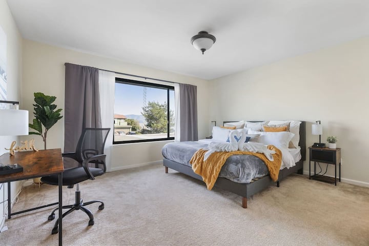 Нашата главна спалня  с голямо двойно легло, килер и учебна маса