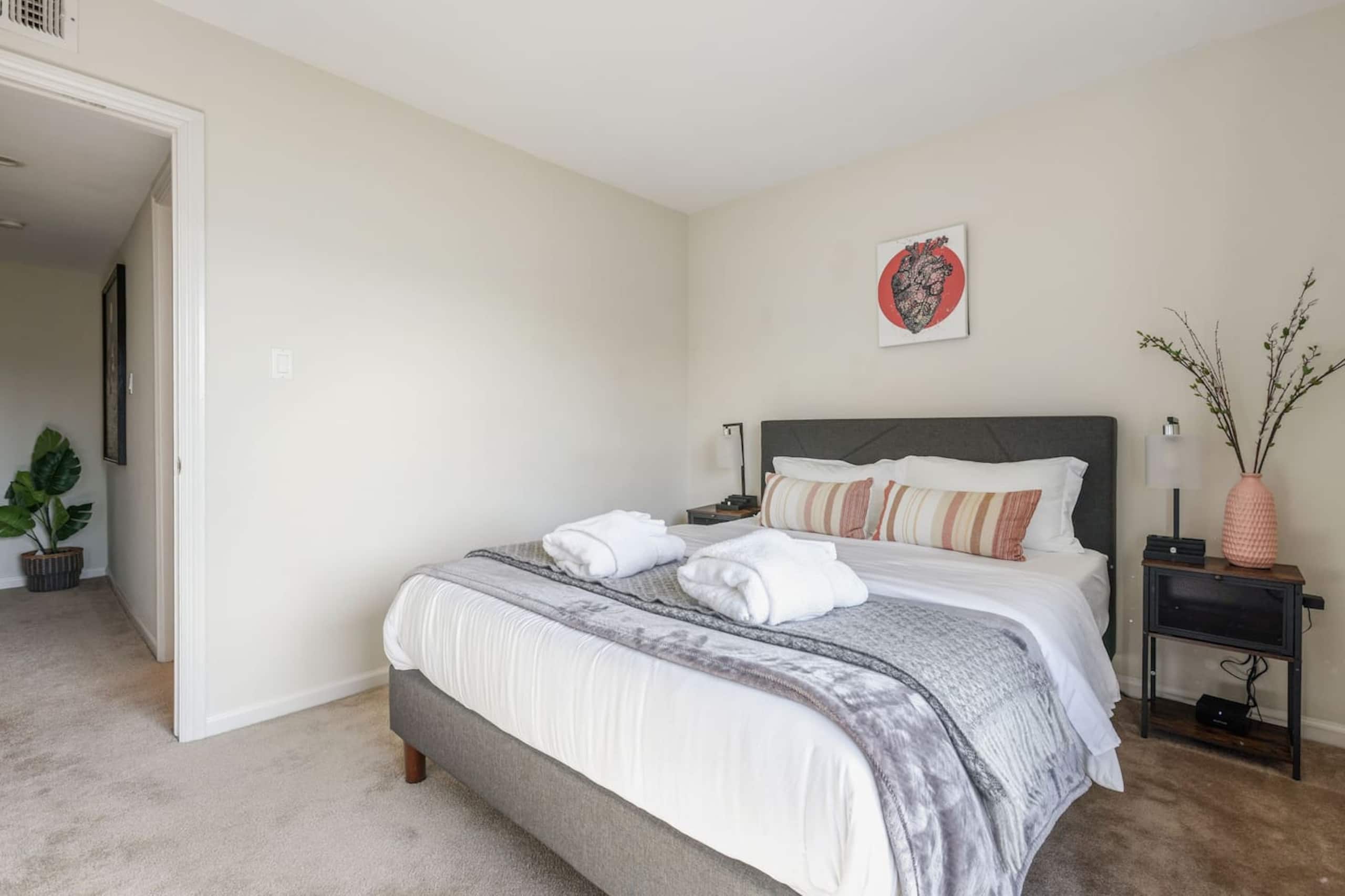 Home in South San Francisco · ★4.89 · 4 bedrooms · 5 beds · 2 private baths - Image 7
