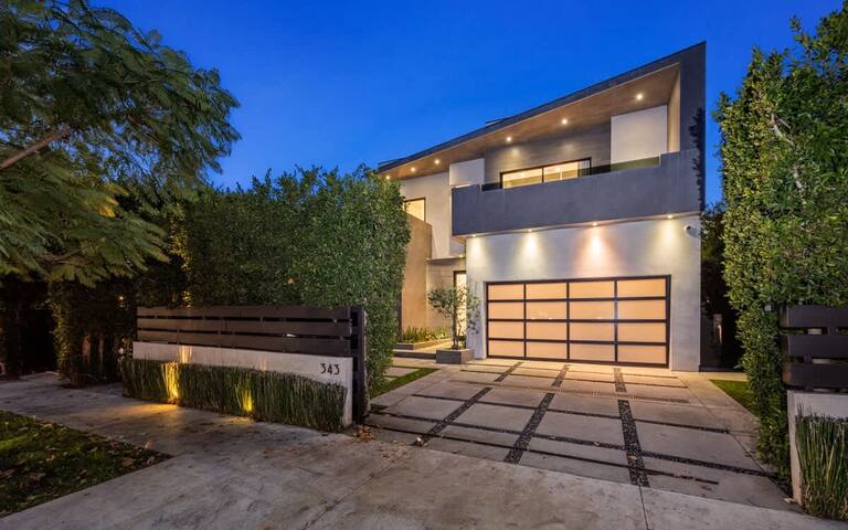 Modern 4 Bedroom w/Pool & Spa gallery image 2