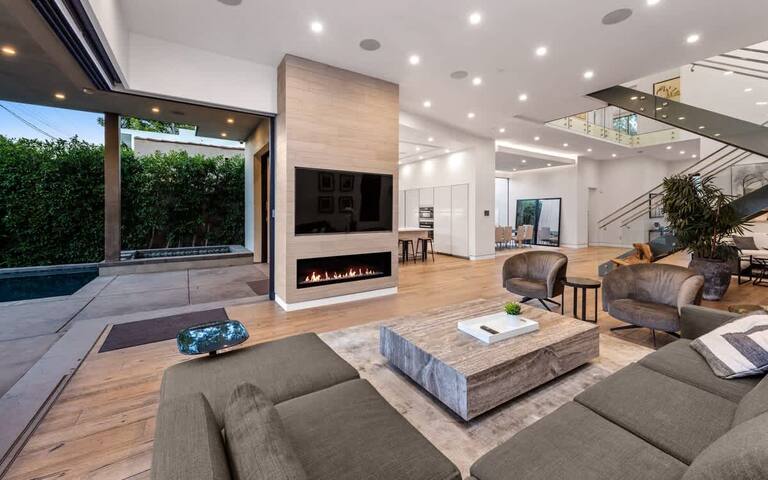 Modern 4 Bedroom w/Pool & Spa gallery image 4