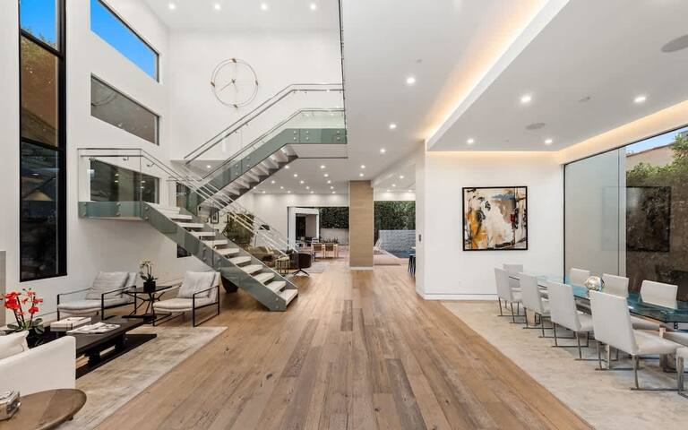 Modern 4 Bedroom w/Pool & Spa gallery image 3