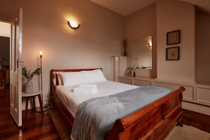 Main bedroom contains a queen-sized bed as well as views over the city and mountain.

All linen is of the highest quality and professionally laundered.