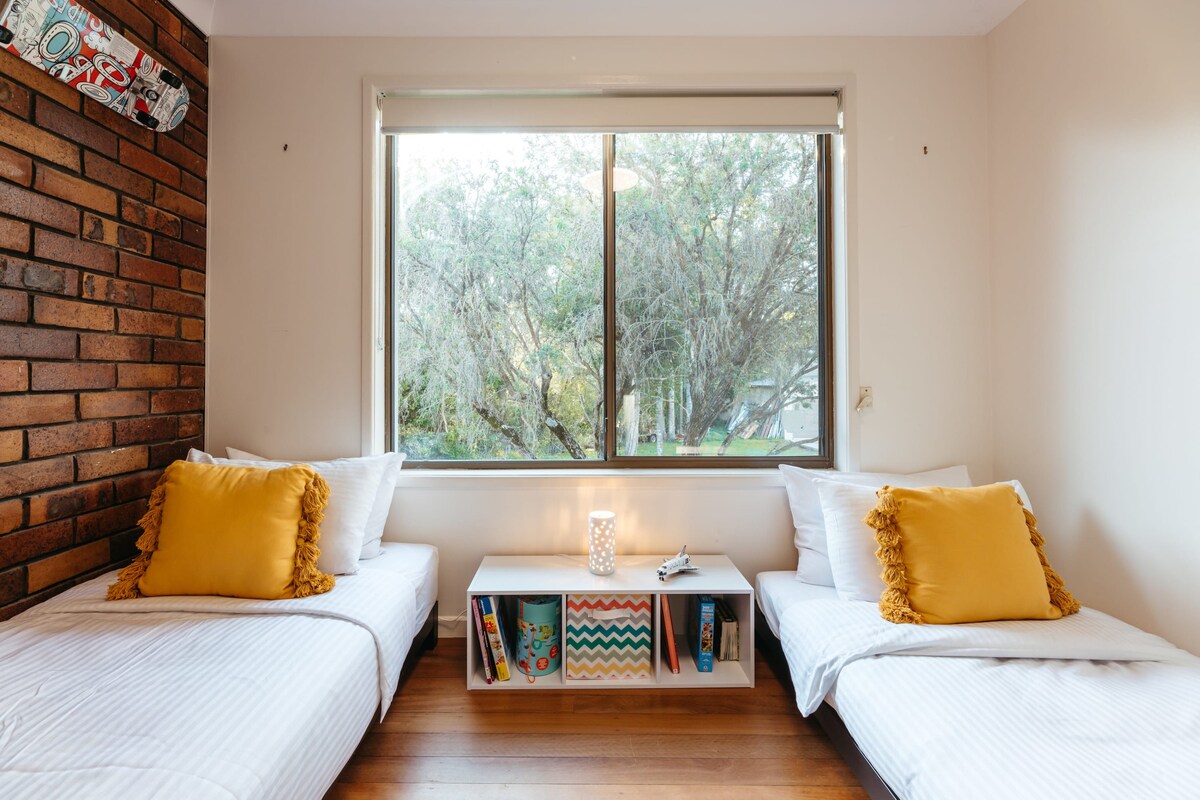 Spálňa pre jednolôžka je úžasným príbytkom vhodným pre deti s hádankami, knihami a hrami.