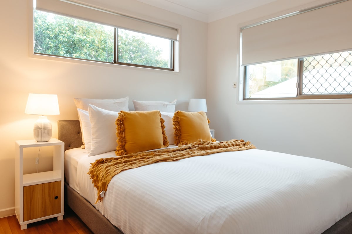 V druhej spálni je tiež plyšová veľká manželská posteľ.