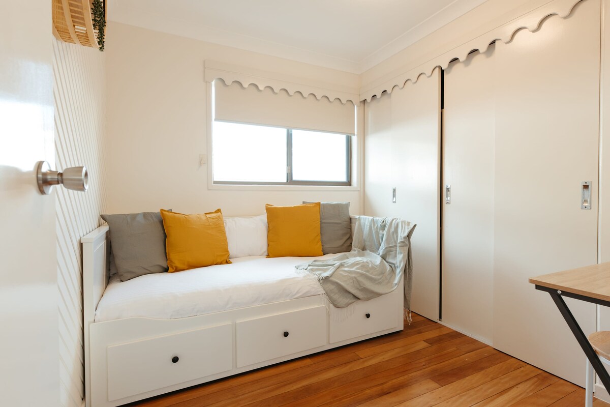 Táto denná posteľ sa môže zdvojnásobiť ako prístelka.