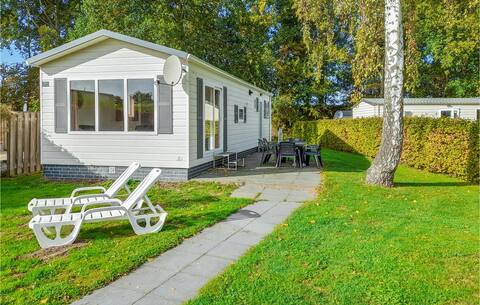 Nice home in Heinkenszand with WiFi