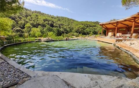 Gorgeous home in Uchaux with house sea view