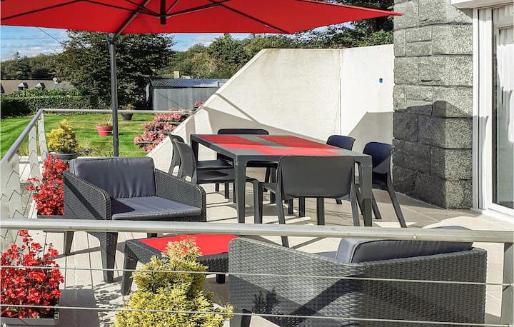 Stunning Home In Saint-carreuc With Wifi - Côtes-d'Armor