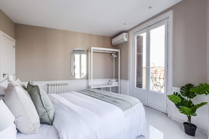 Главен поглед на една од спалните соби со двоен кревет и надворешни пристапни врати до балконот