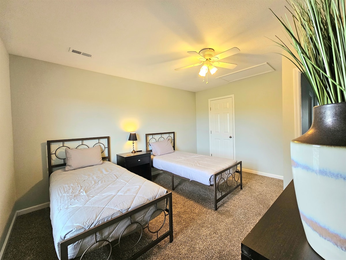 Dhomë për vizitorë me dy krevate dopio dhe televizor të madh inteligjent. 