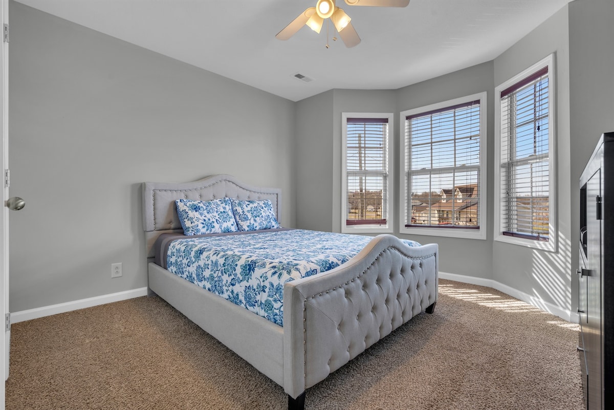 Ventilator tavani, dollapë dhe shumë ndriçim. Zhytu në dyshekun me shkumë memorie ndërsa lexon librin tënd të preferuar ose punon nga shtëpia. Kemi gjithçka që të duhet, duke përfshirë hapësirën e punës në distancë dhe Wi-Fi me shpejtësi të lartë.