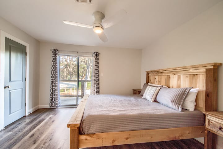 חדר שינה למעלה עם מיטת קווין סייז