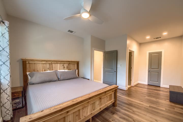 חדר שינה למעלה עם מיטות קינג סייז