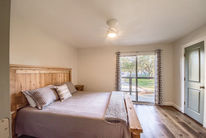 חדר שינה למעלה עם מיטת קווין סייז. 