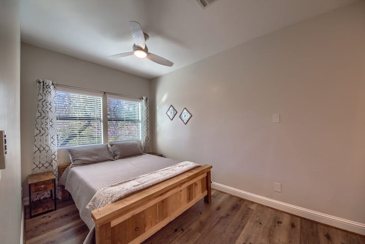 חדר שינה למעלה עם מיטת קווין סייז 