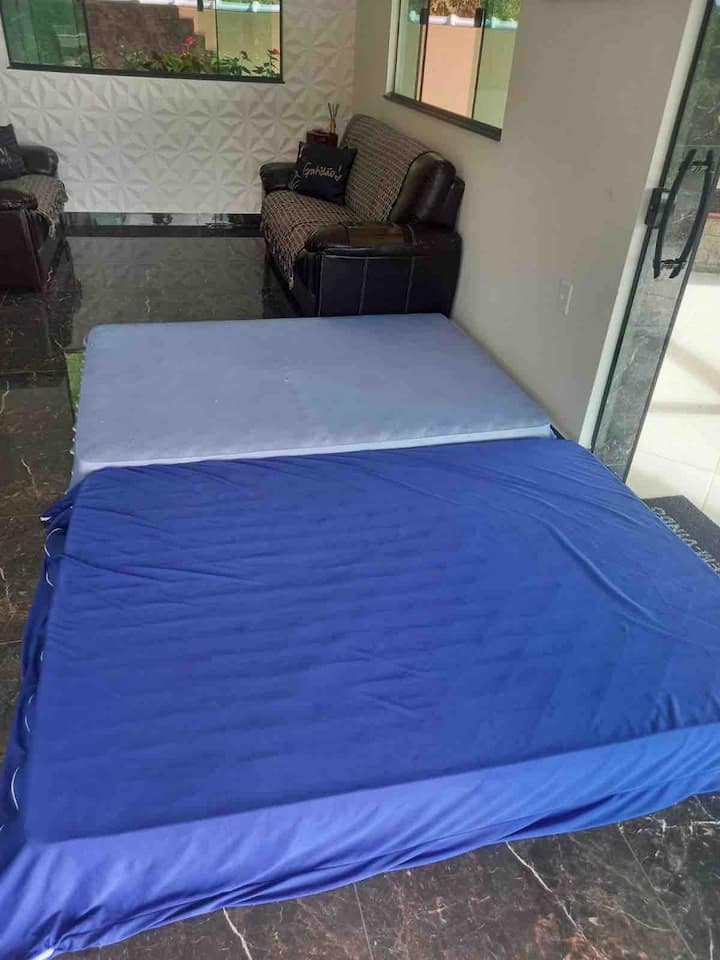 Uhifadhi wa magodoro ya ziada katika sebule yetu kubwa