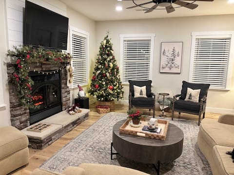 Hot Tub, Fire Pit, King En-suites, Holiday Ready,