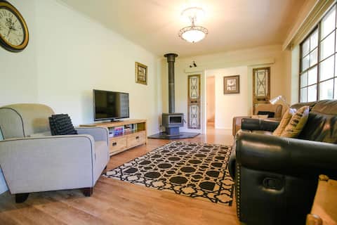 Abbeville in Bright - central and pet friendly