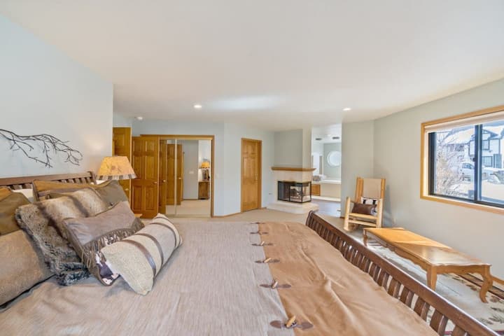 Dormitorio principal ubicado en el primer piso con una cama tamaño king.