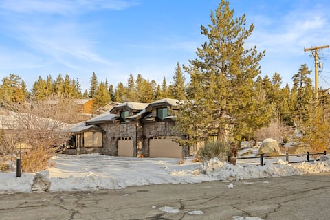 Roaring Lion Luxury Lodge w/ Lake Views & Hot tub