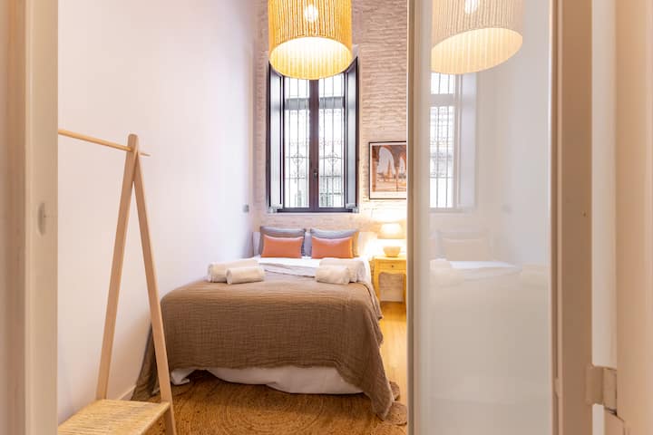 Dhomë me krevat dopio dhe pamje nga rruga. 