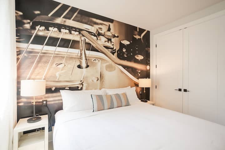2nd Bedroom with its own wall Mural - "Escape to the 2nd bedroom at The Savant Nashville, adorned with its own captivating wall mural. Experience comfort and creativity in every corner of your stay.️