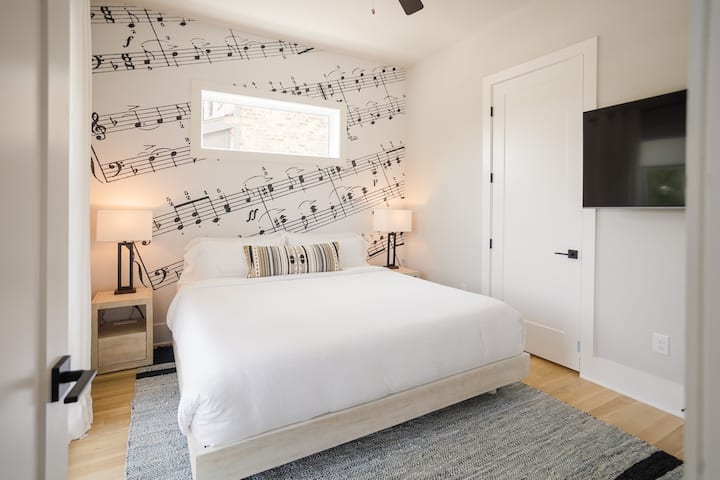 4th Bedroom with own Wall Mural