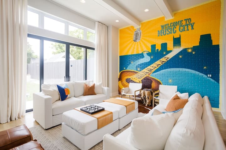 New Private Pool, Deck & Firepit-Rooftop-Art Mural