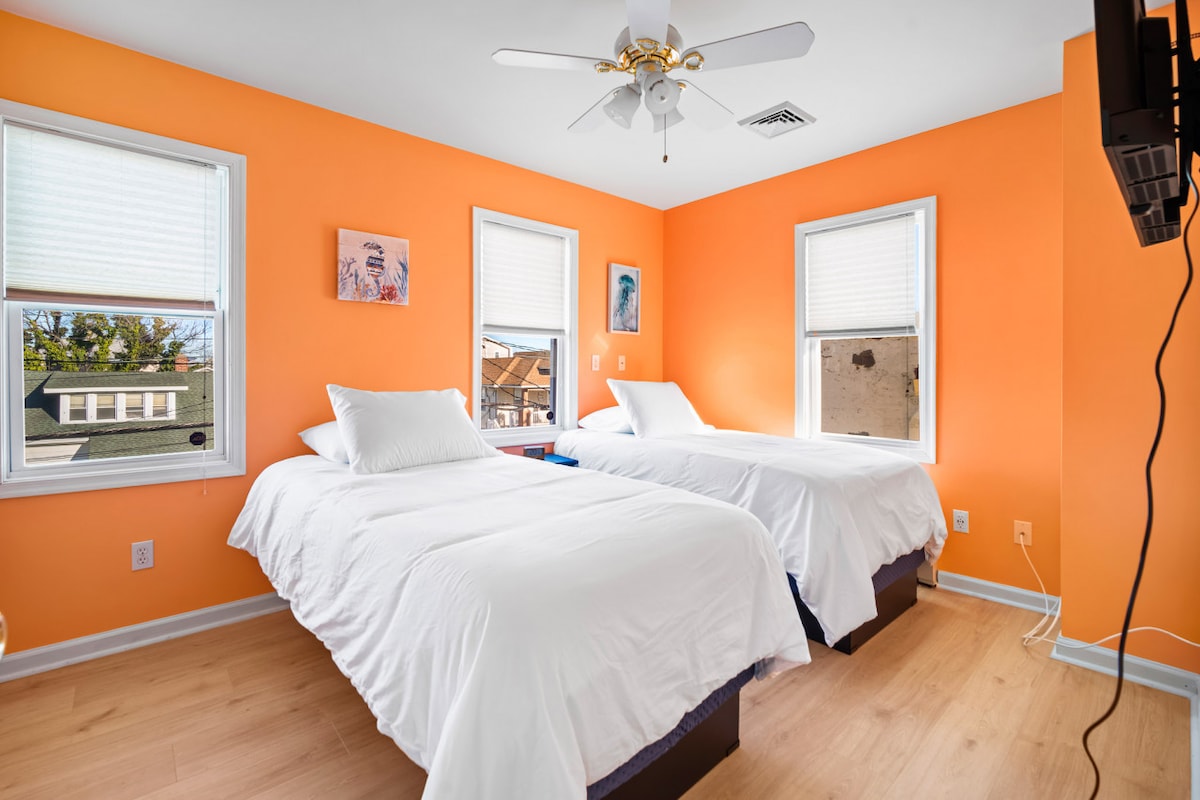 ห้องนอนชั้นบนด้านหน้า (เตียงแฝด 2 เตียง)